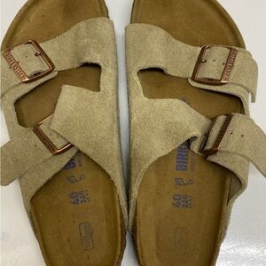 Birkenstock Arizona Tan Suede Sandals size 40 (9-9.5)
